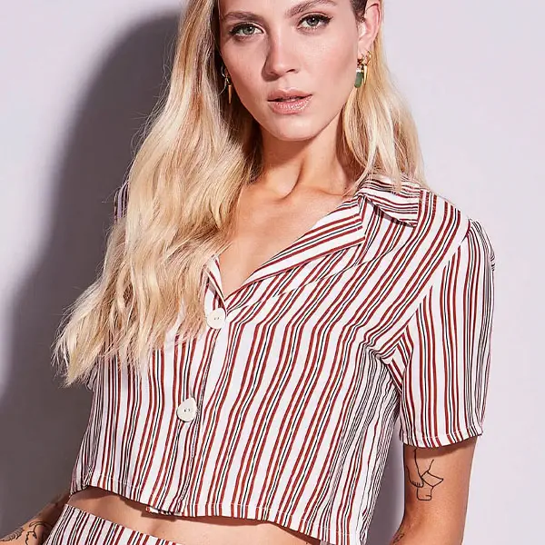 Camisa Manga Curta Cropped Em Viscose Estampada Lori