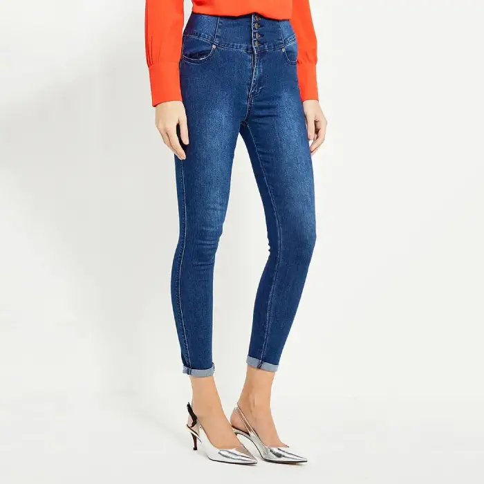High-waisted jeans